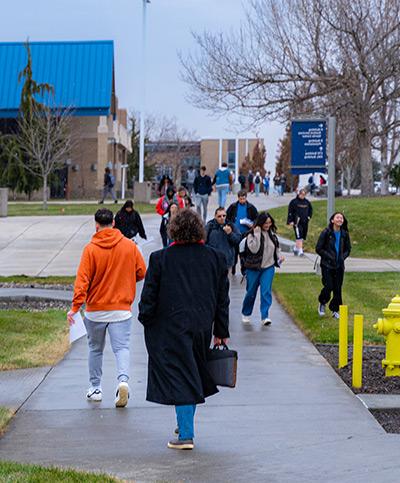 Students walking around 网赌正规真人实体在线平台's Pasco campus